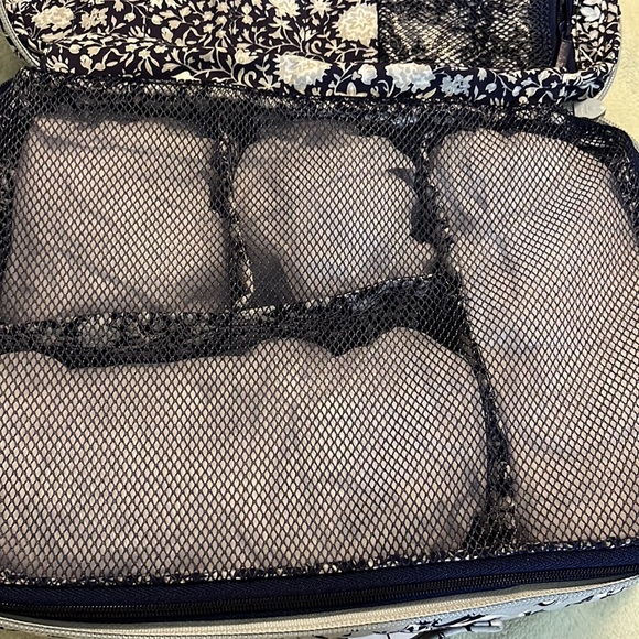 VERA BRADLEY Deluxe Travel organizer. NWT - Picture 4 of 14
